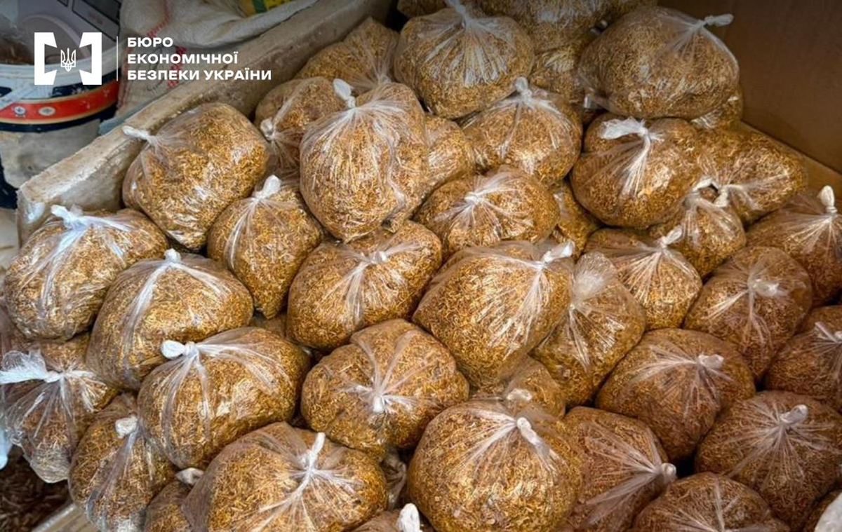 Нелегальний цех під Вінницею: вилучено 2,5 тонни тютюну