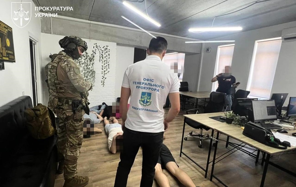 Обіцяли повернути гроші з інвестицій: у Львові викрили кол-центр
