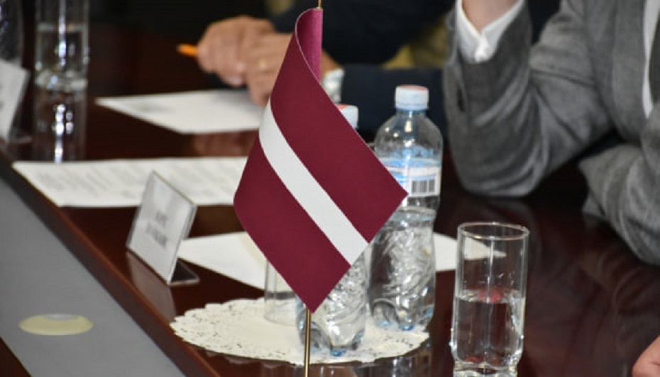 РФ пошкодила консульство Латвії у Слов’янську: реакція Зеленського