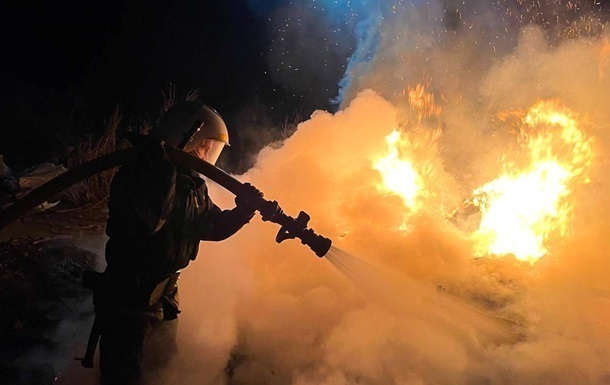 Росіяни вдарили по Чернігову, виникла пожежа на підприємстві