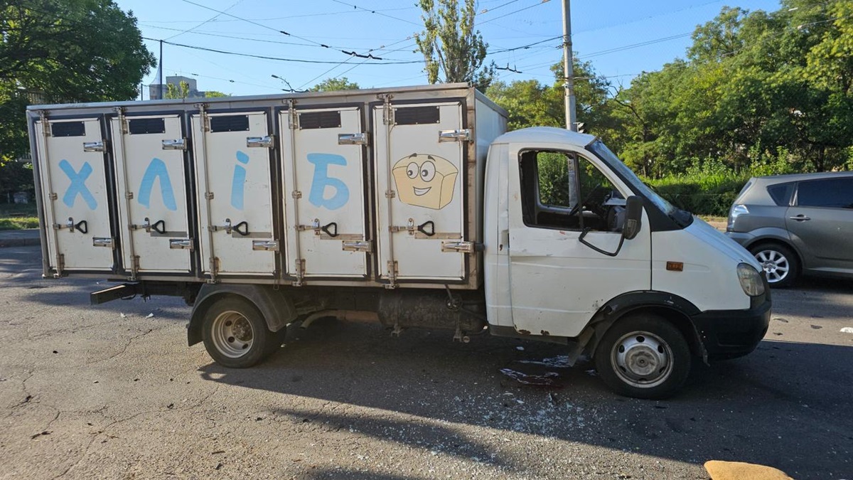 У Херсоні дрон РФ влучив у хлібовоз: водій загинув на місці