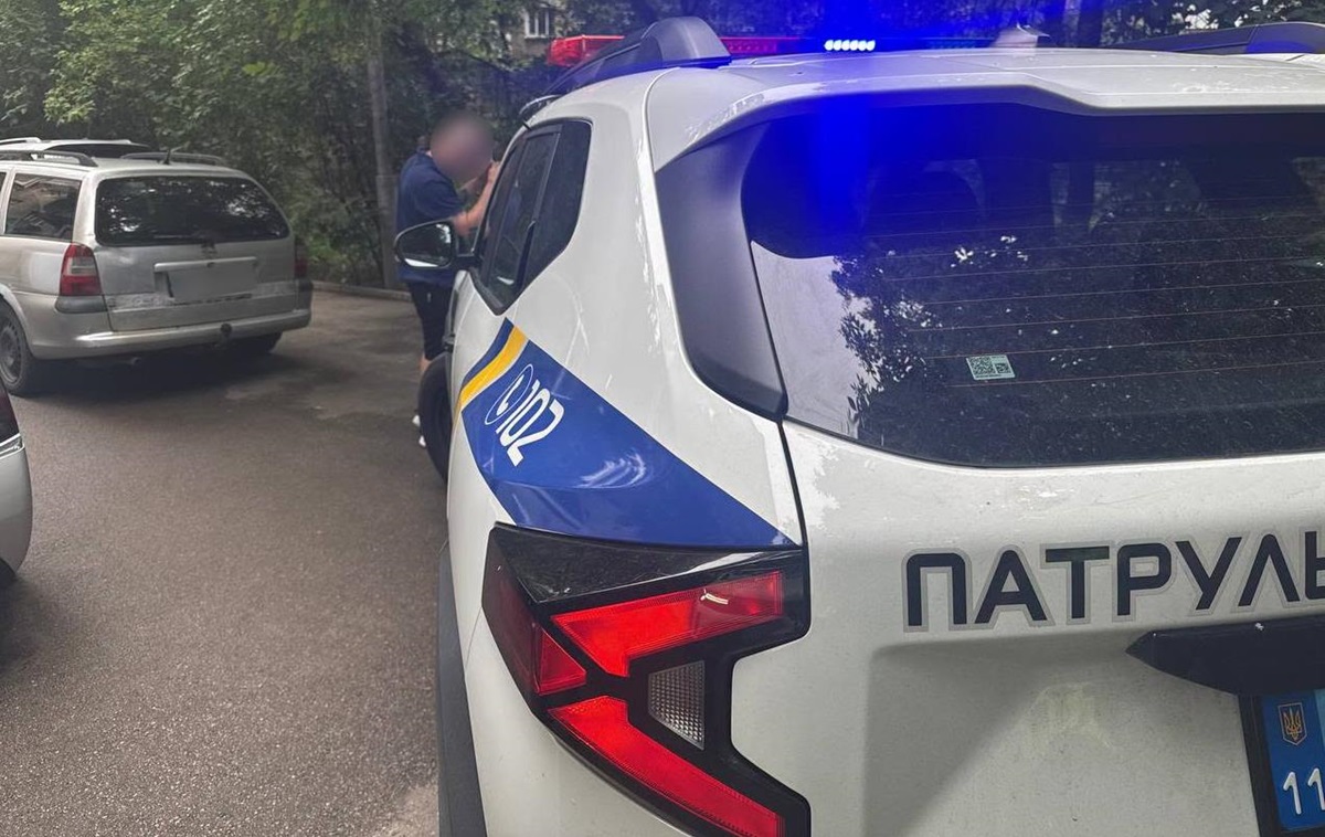 У Києві 17-річний хлопець із ножем напав на патрульного