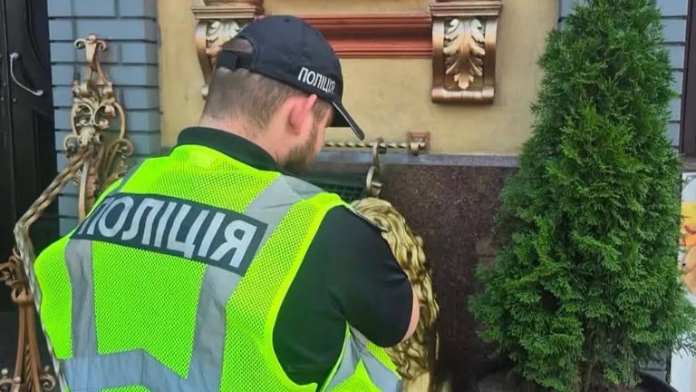 У Києві біля ресторану знайшли гранати в покинутій куртці