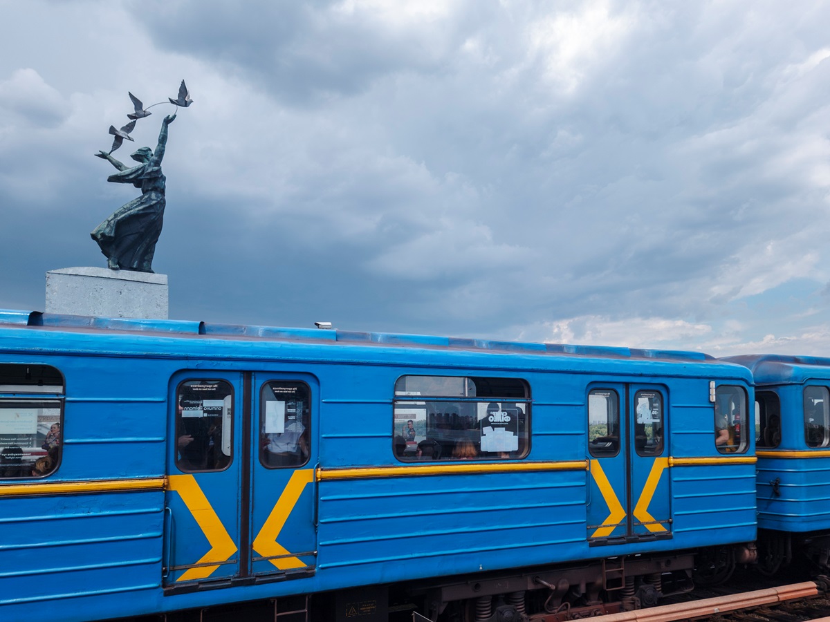 У Київському метро пояснили, куди зникають поїзди опівночі