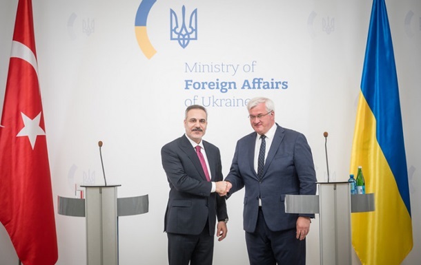 Україна і Туреччина обговорили шляхи відновлення свободи судноплавства