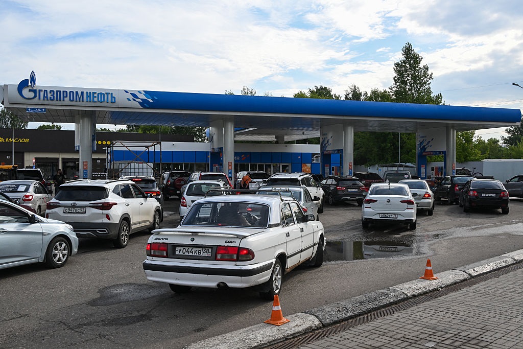 В Росії почалися рейди з розшуку бензину у будинках та гаражах