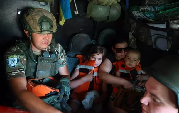 З 10 сіл Дніпропетровщини евакуюють родини з дітьми