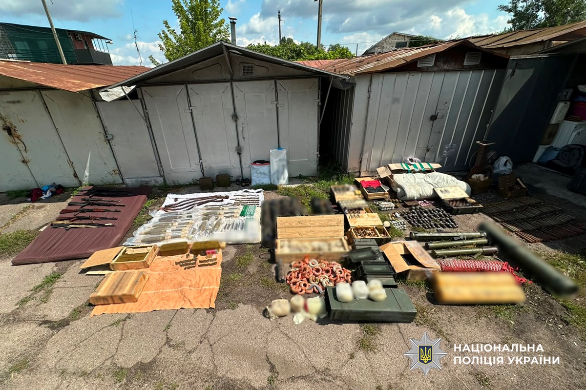 Автомати, гранатомети та тисячі набоїв: на Черкащині вилучили склад зброї