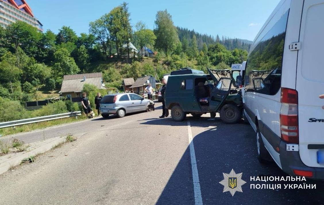 На Закарпатті ДТП із трьома авто: постраждали 13 людей, серед них діти
