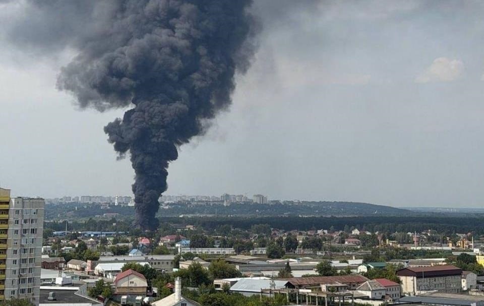 Після вибухів у Брянську вирує масштабна пожежа