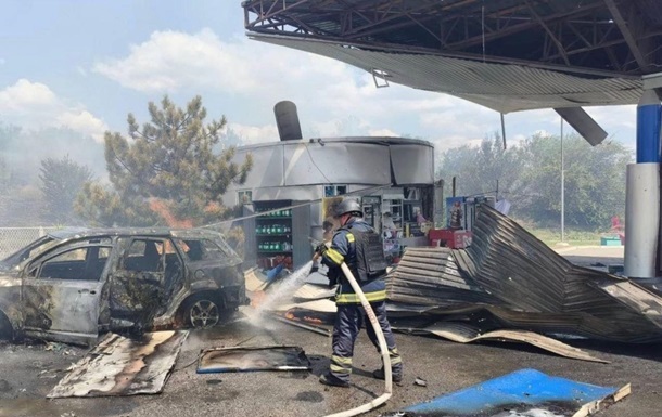 Росіяни атакували АЗС у Харкові: є жертва та постраждалі