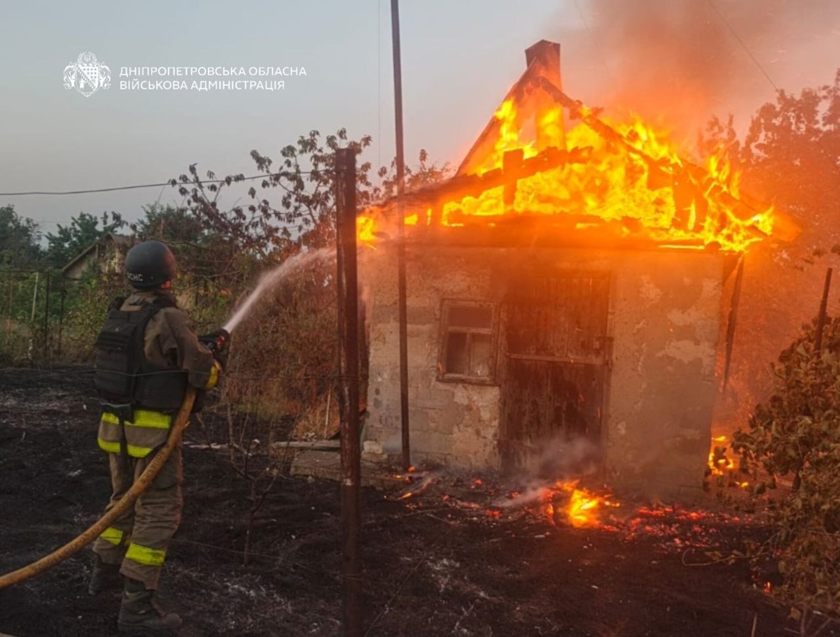 Росіяни вдарили по Дніпру та Нікопольському району, є пошкодження