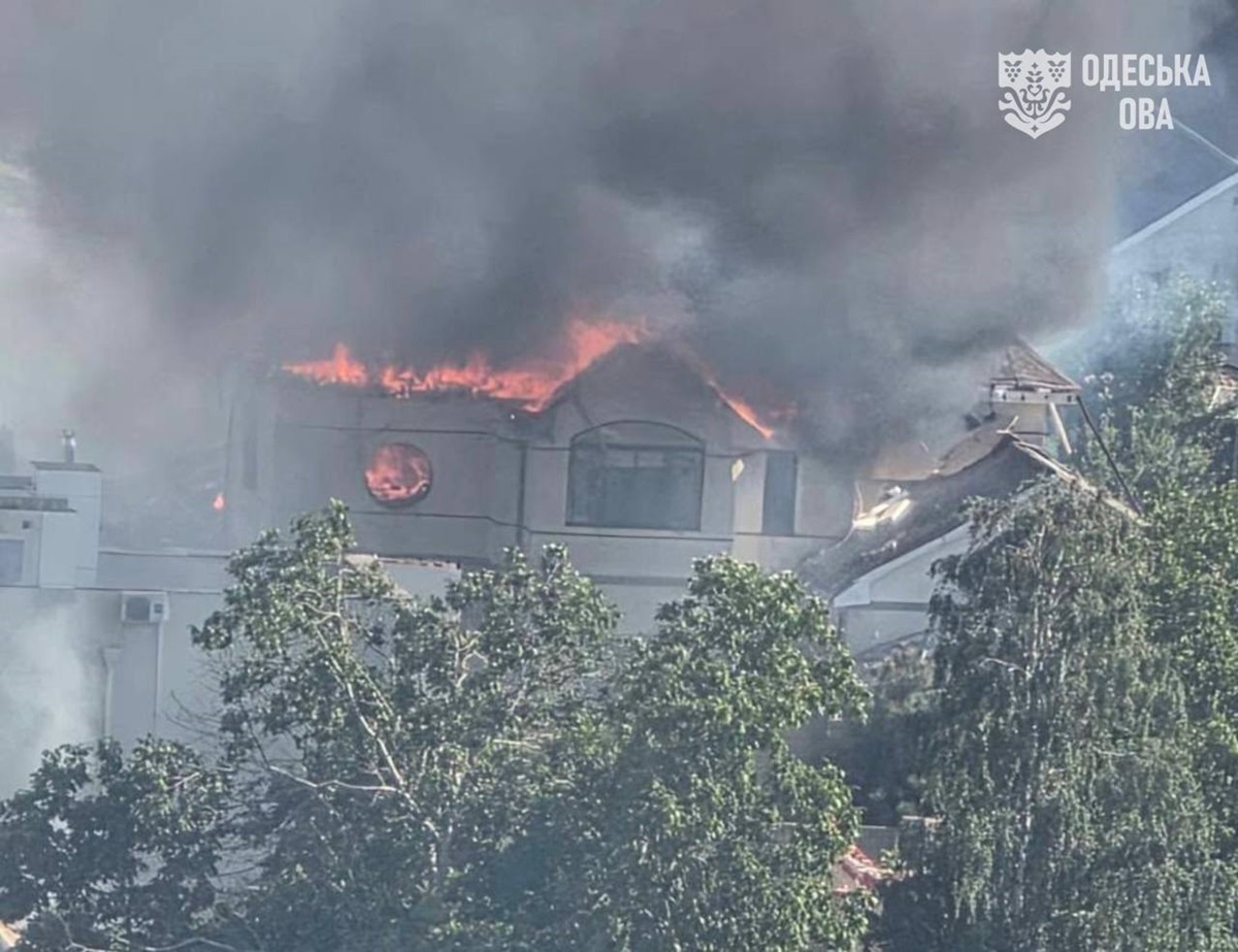 Росіяни вдарили по Одещині, палає будинок
