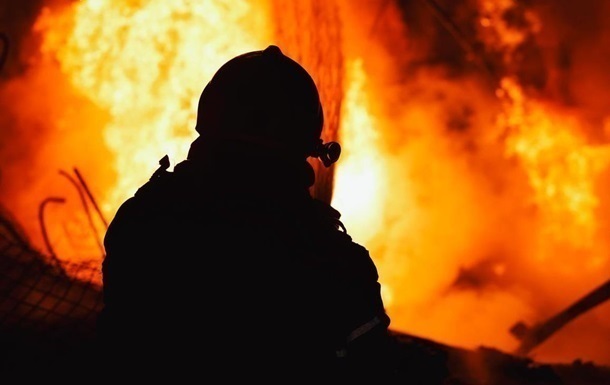 В Києві горіло складське приміщення
