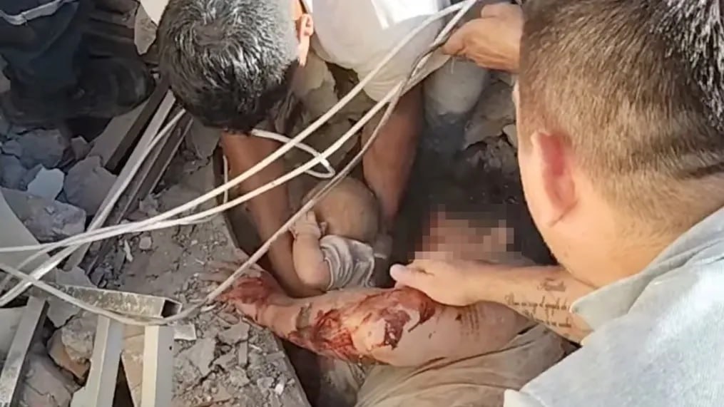 З-під завалів у Колумбії врятували немовля, якого батько захистив своїм тілом